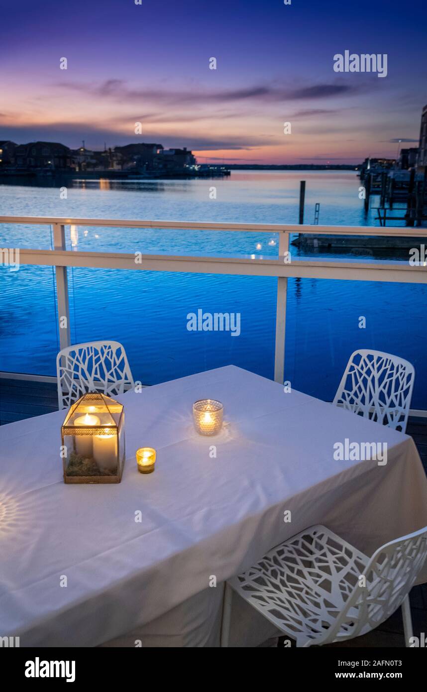 Asientos al aire libre en el restaurante bayside Stone Harbor, New Jersey, EE.UU. Foto de stock