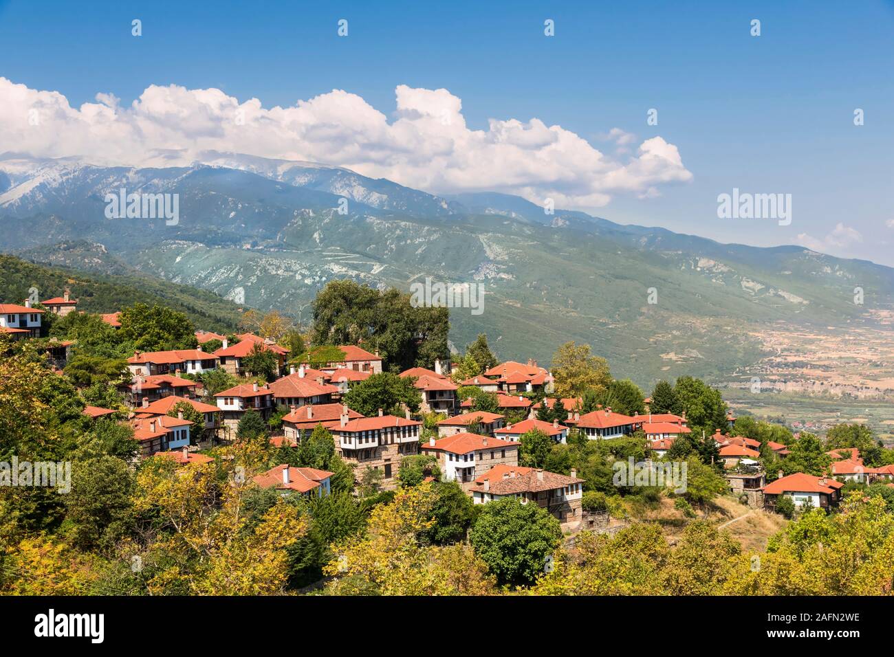 Paisaje de Grecia. Vista de la montaña desde Palaios Panteleimonas Olímpico. Foto de stock