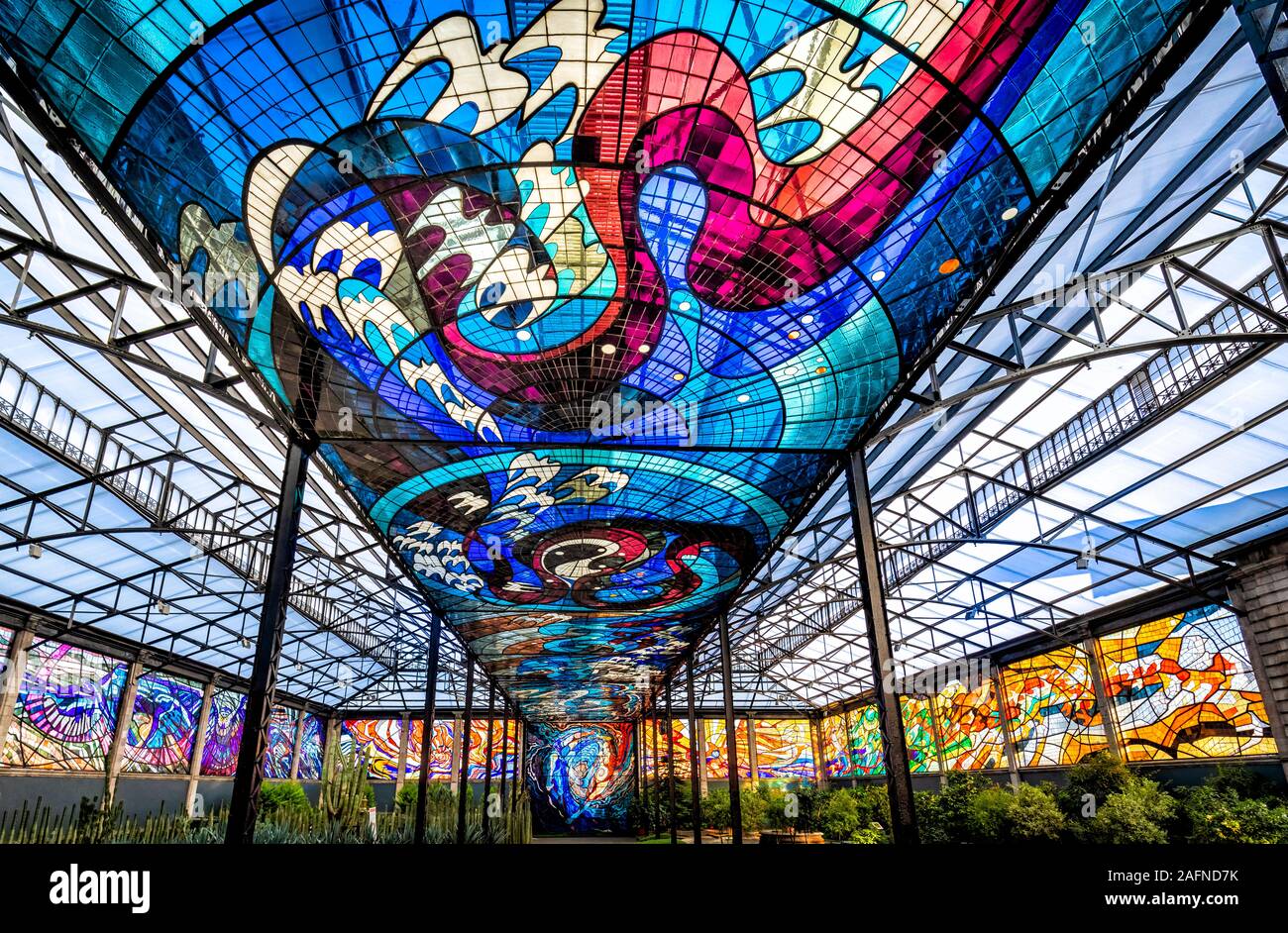 Las vidrieras del techo del Jardín Botánico Cosmovitral, Toluca, México