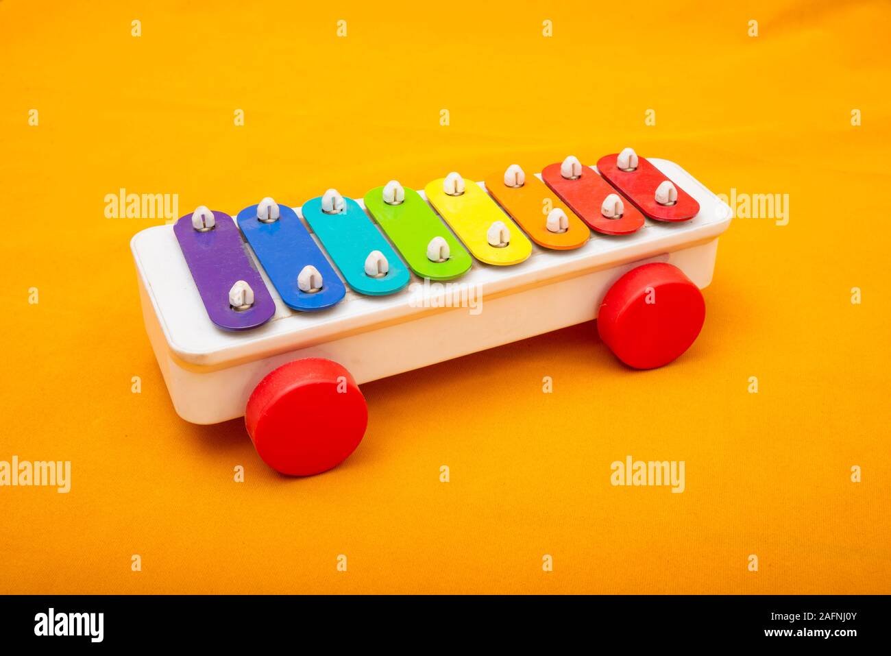 Cierre completo de color glockenspiel xilófono sobre fondo amarillo, concepto musical Foto de stock