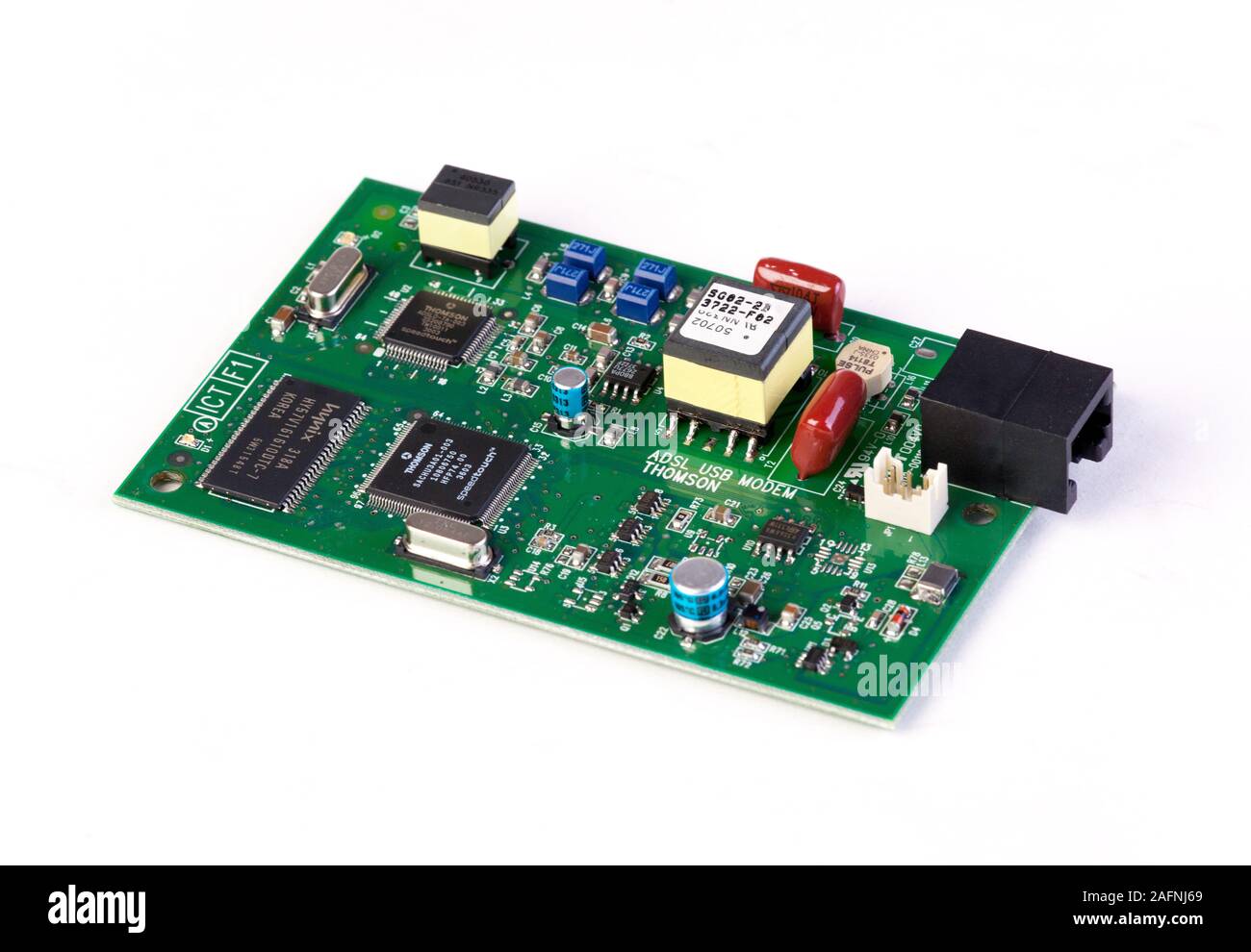componentes electrónicos en la placa de circuitos de montaje superficial Foto de stock
