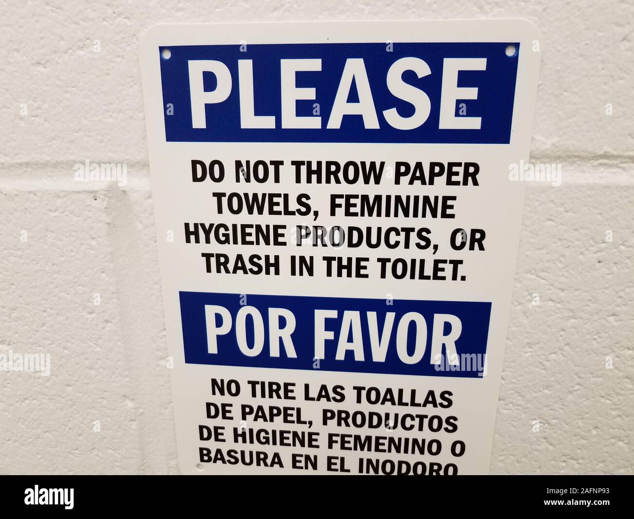 Por favor, no tirar el papel higiénico toallas en firmar, en inglés y en  español, en el baño o baño wall Fotografía de stock - Alamy