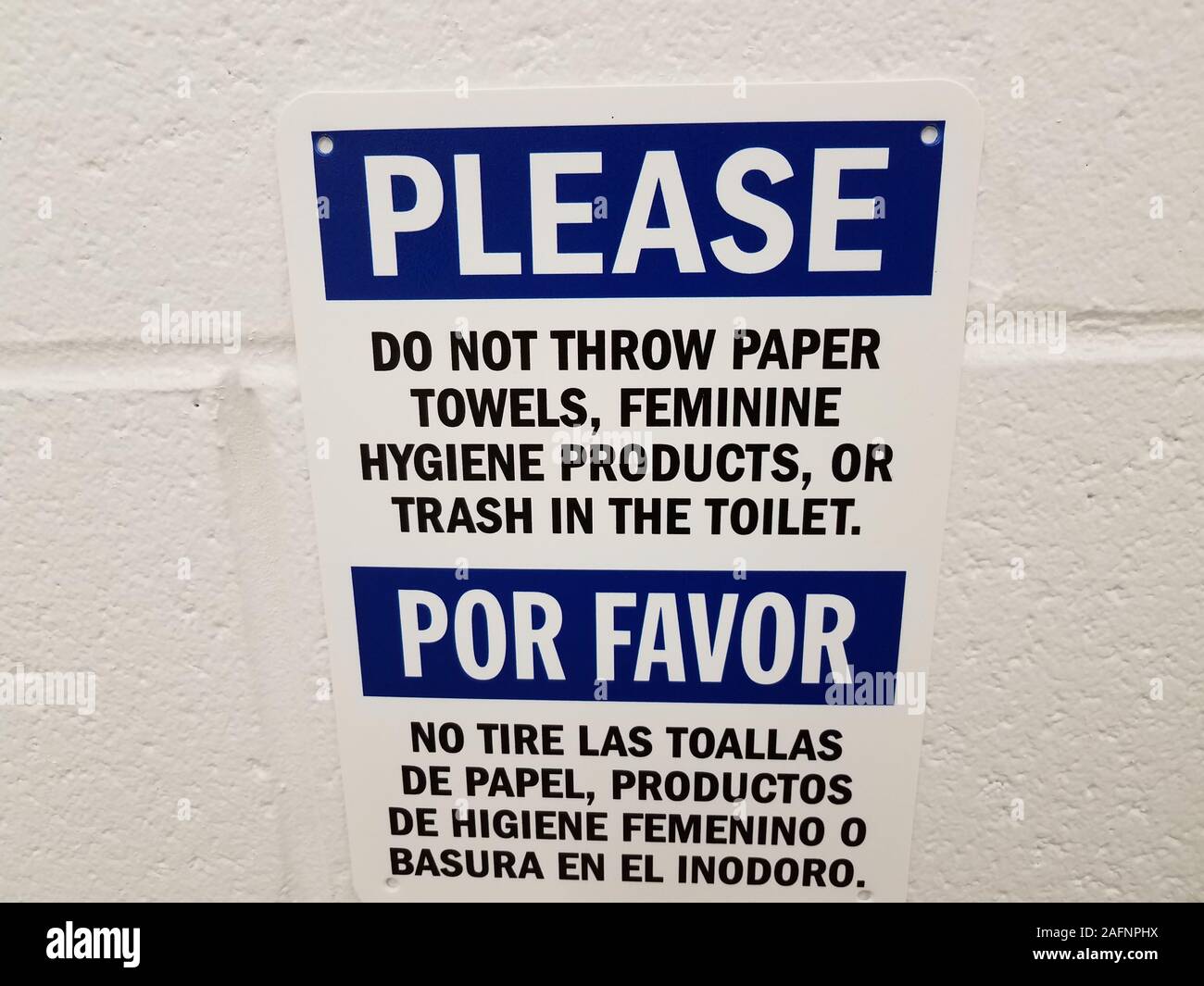 Por favor, no tirar el papel higiénico toallas en firmar, en inglés y en  español, en el baño o baño wall Fotografía de stock - Alamy