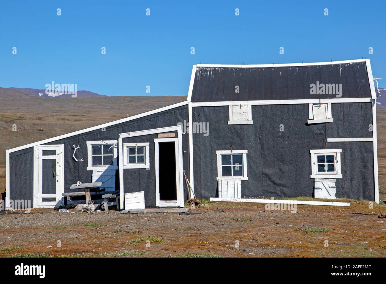 Antigua estación de retransmisión de radio en Myggbukta, al noreste del Parque Nacional de Groenlandia Foto de stock
