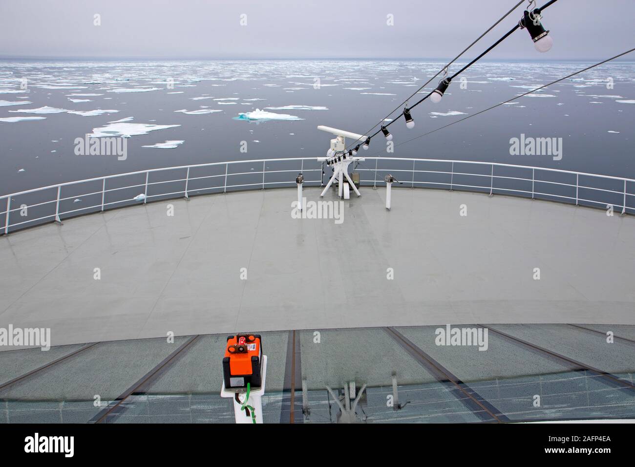 Crucero en el hielo marino en el Ártico Foto de stock