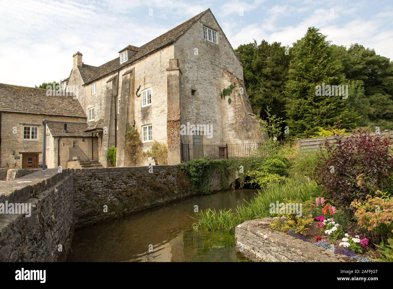 Río Coln cerca del criadero de truchas en Bibury, Bibury Cirencester, Reino Unido Foto de stock