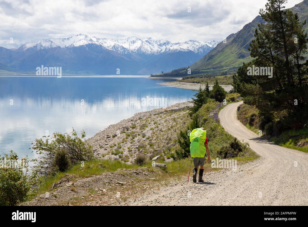 Caminar por un camino de tierra, Nueva Zelanda Foto de stock