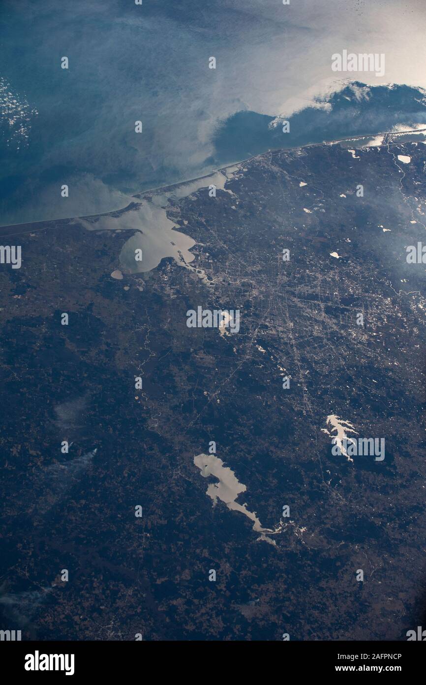 Washington, Estados Unidos. 16 dic, 2019. Houston, Texas, está retratado el 3 de diciembre de 2019, desde la Estación Espacial Internacional a una altitud de 257 kilómetros. Los cuerpos de agua (de arriba a abajo) se encuentran en el Golfo de México, la bahía de Galveston, Lake Houston, Lake Conroe, y el lago Livingston. Crédito: NASA/UPI UPI/Alamy Live News Foto de stock
