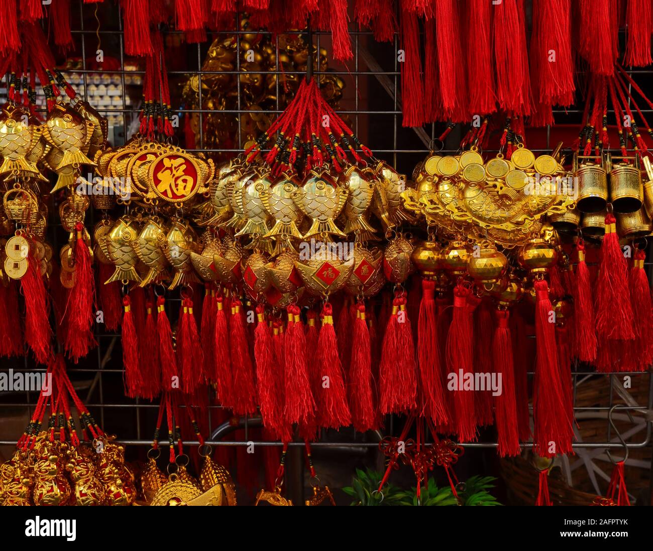 Closeup y el enfoque selectivo en el Amuleto de pescado estilo chino, el idioma chino se ve en la imagen son saludos y mejores deseos de riqueza media Foto de stock