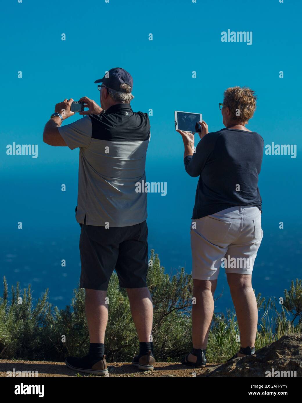 Abril 9, 2019, CENTRAL COAST, CALIFORNIA, EE.UU. -Altos pareja toma la foto en el iPhone fuera de la Ruta 1, PCH, Central Coast, California Foto de stock