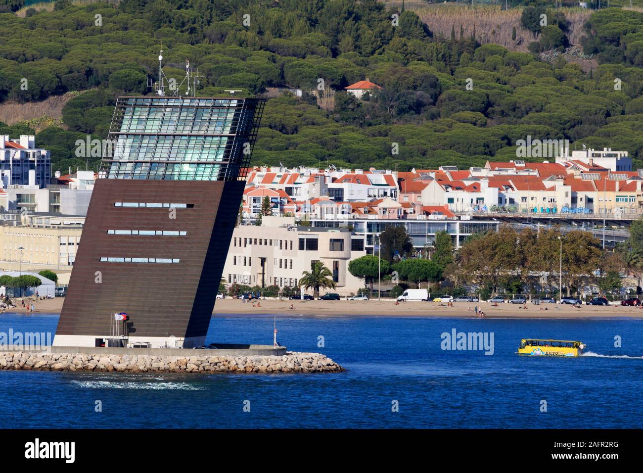 Torre de control de tráfico marítimo, Alges, distrito de Lisboa, Portugal. Foto de stock