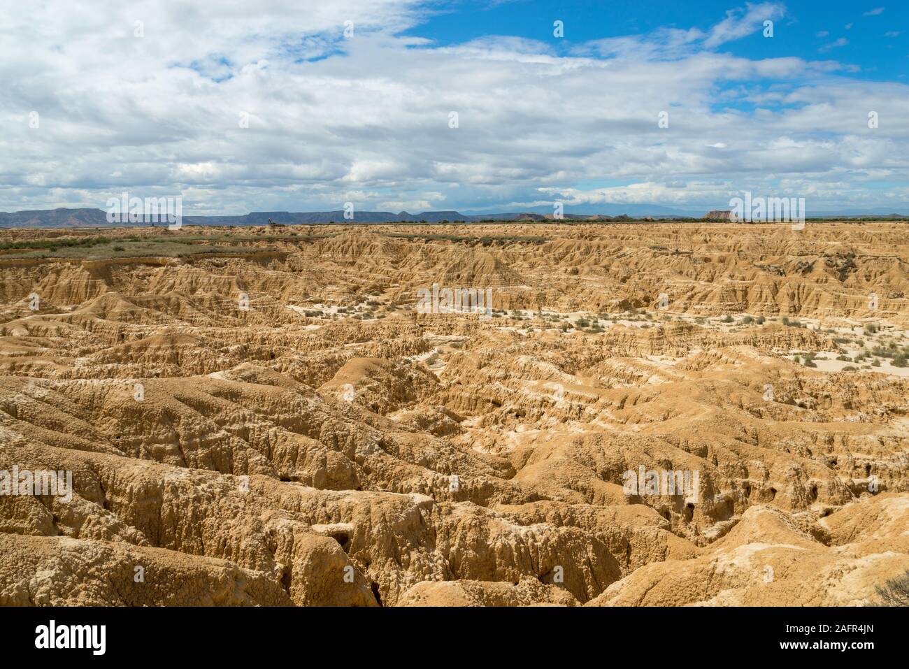 Cañón con muchas colinas erosionadas en el desierto Bardenas Reales Foto de stock