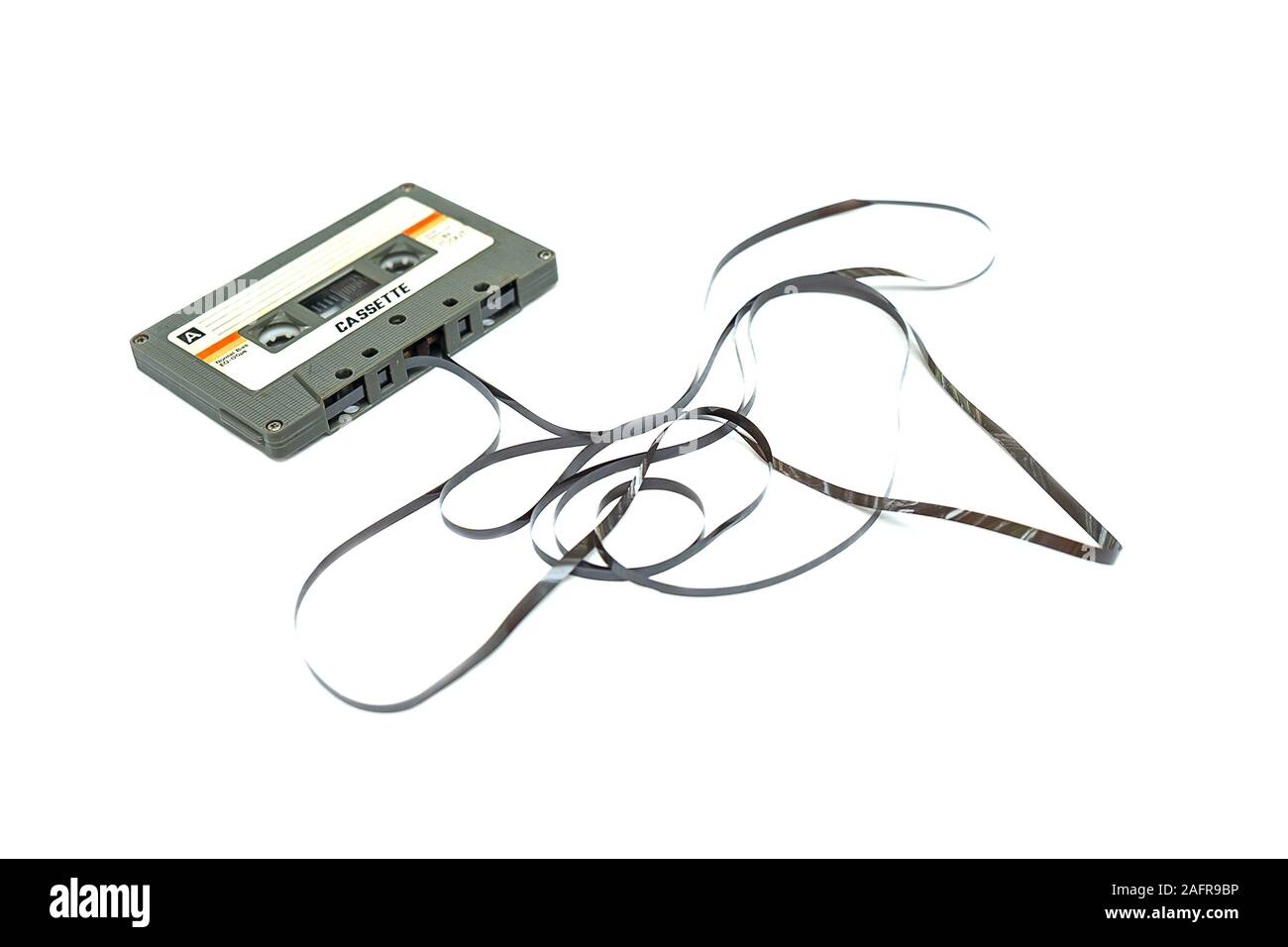 Cinta de casete compacto Vintage sobre fondo blanco, cerca de conjunto de antiguas cintas de audio, Retro Foto de stock