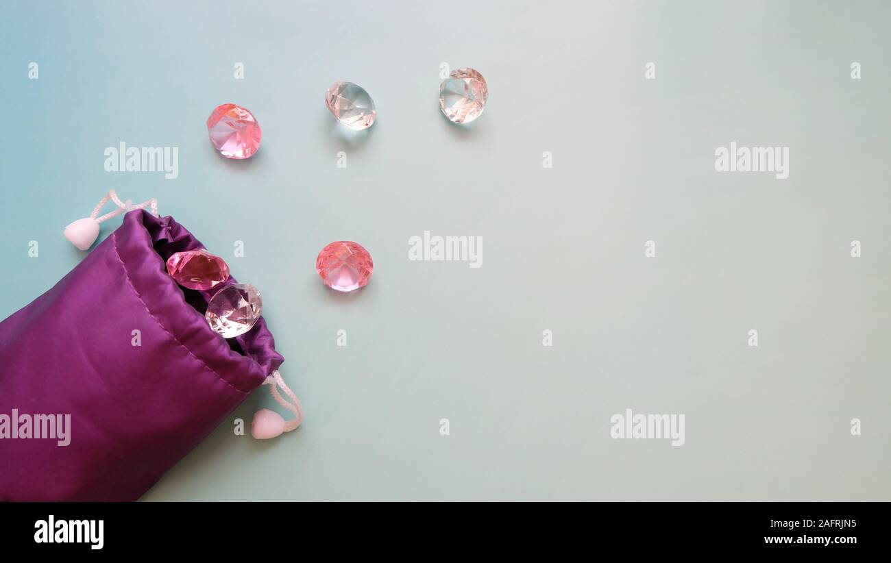 Faux y rosa claro dispersas de gemas púrpura bolsa de cadena Fotografía de  stock - Alamy