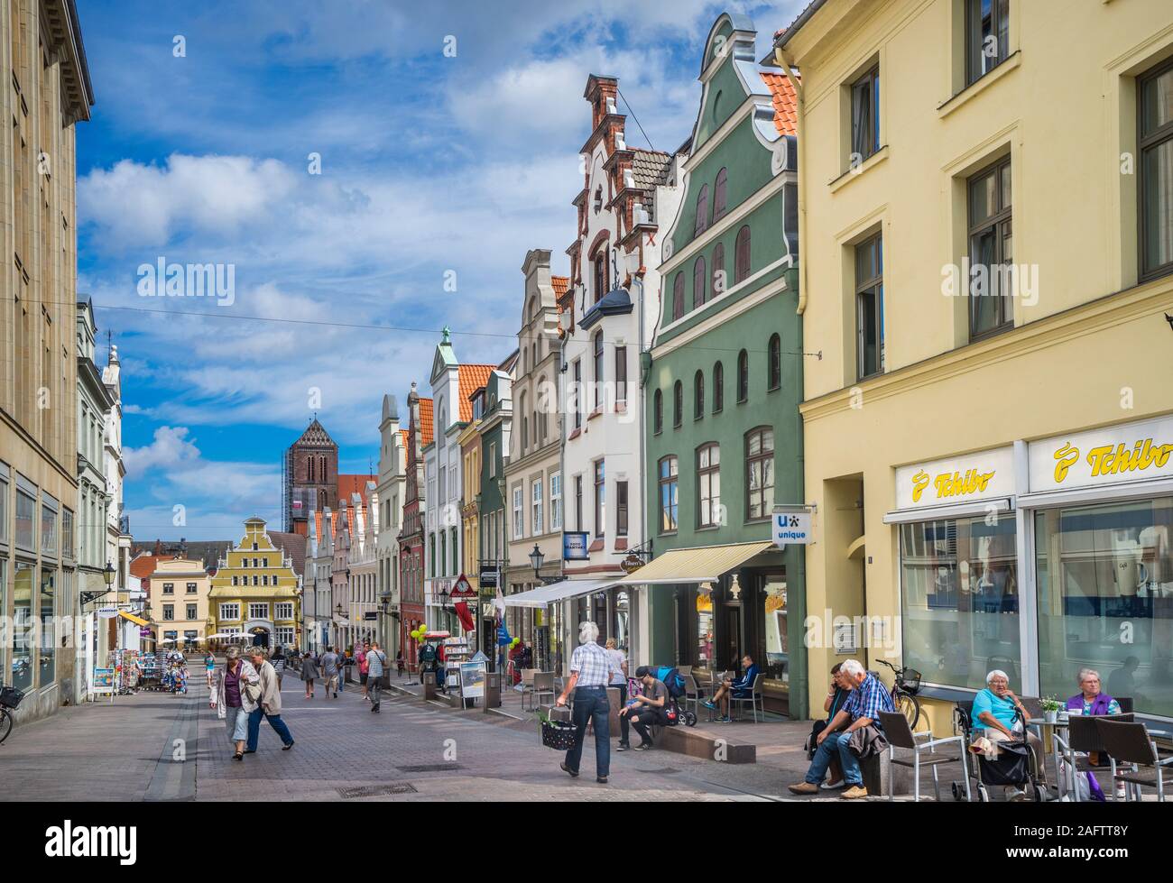 Krämerstraße en el centro histórico de la ciudad hanseática de Wismar, Mecklenburg-Vorpommern, Alemania Foto de stock
