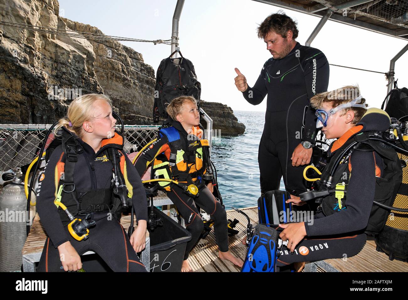 Información de instructor de buceo de niños antes de Discover Scuba diving, isla de Zakynthos, Grecia Foto de stock