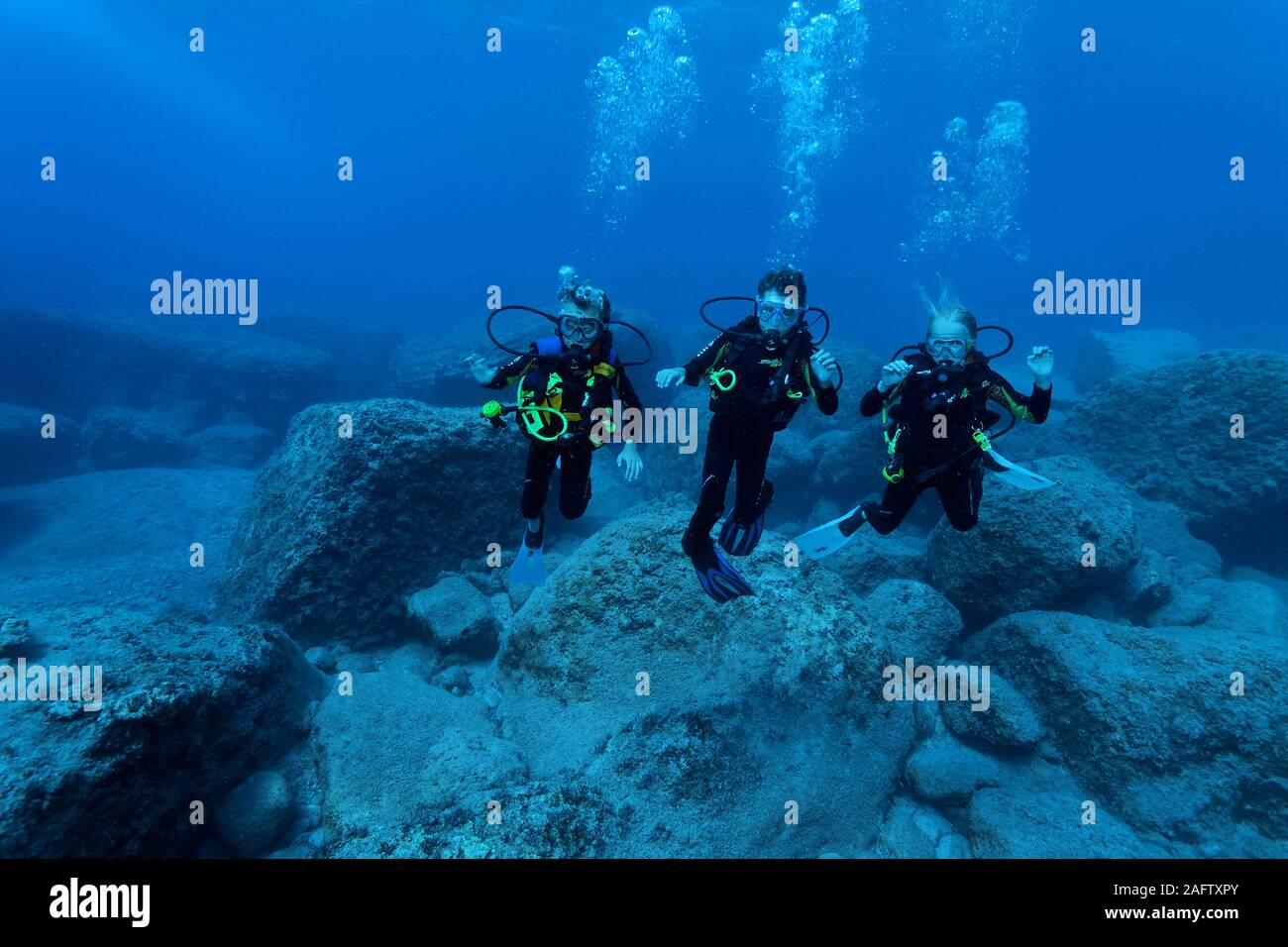 Los niños Discover Scuba diving en un arrecife rocoso, isla de Zakynthos, Grecia Foto de stock