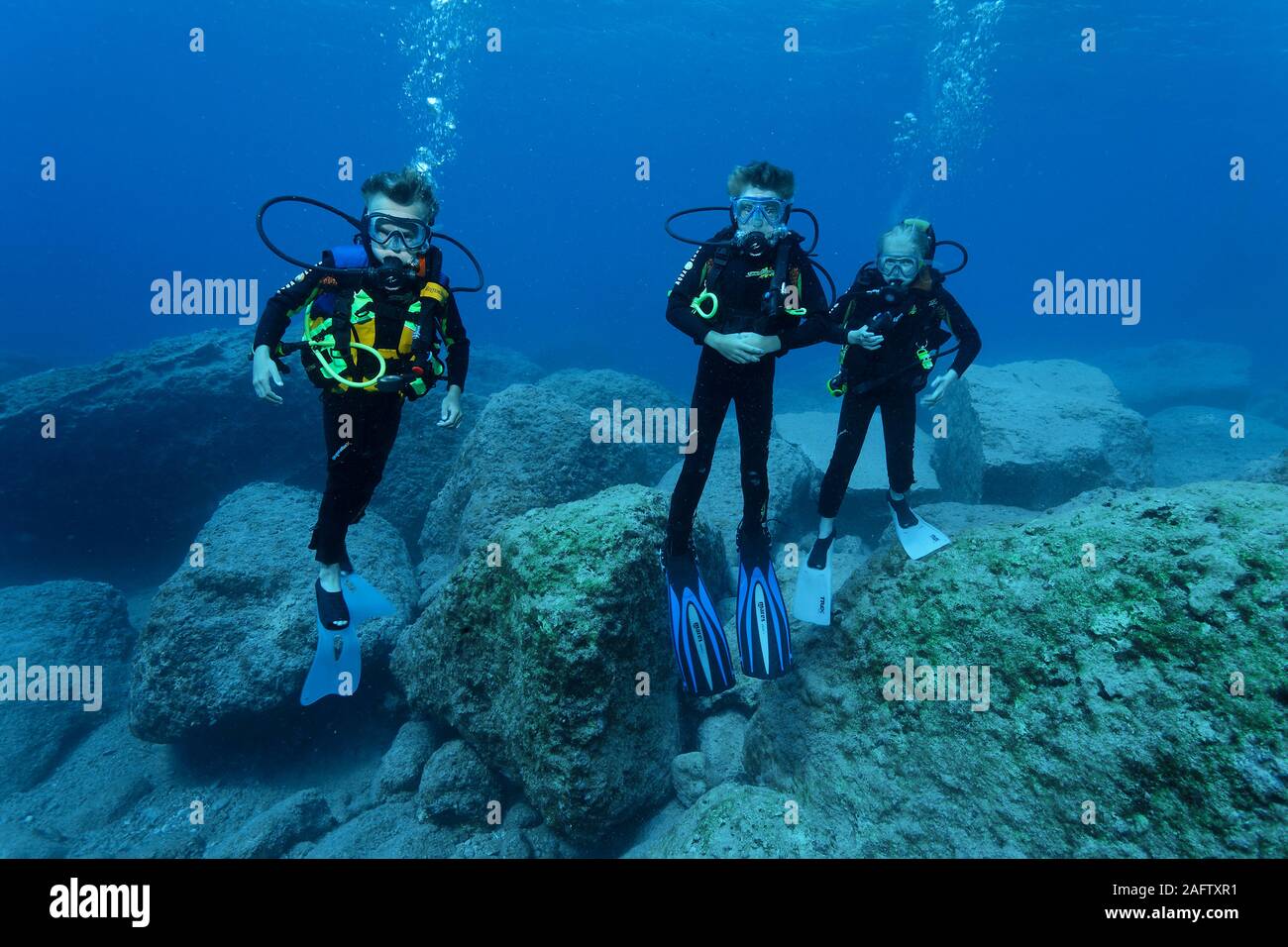 Los niños Discover Scuba diving en un arrecife rocoso, isla de Zakynthos, Grecia Foto de stock