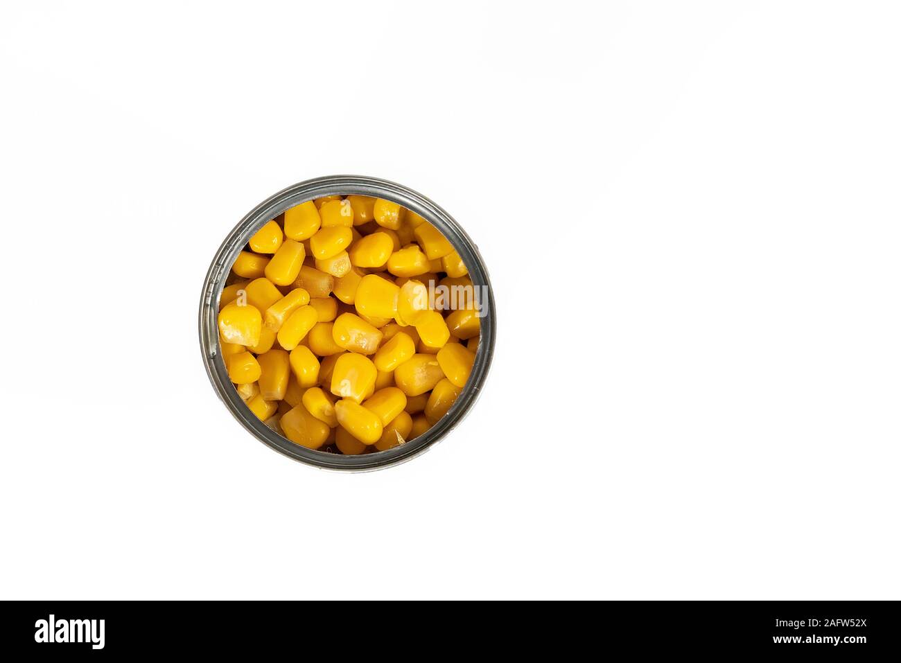 Una lata de maíz sobre una superficie blanca Foto de stock