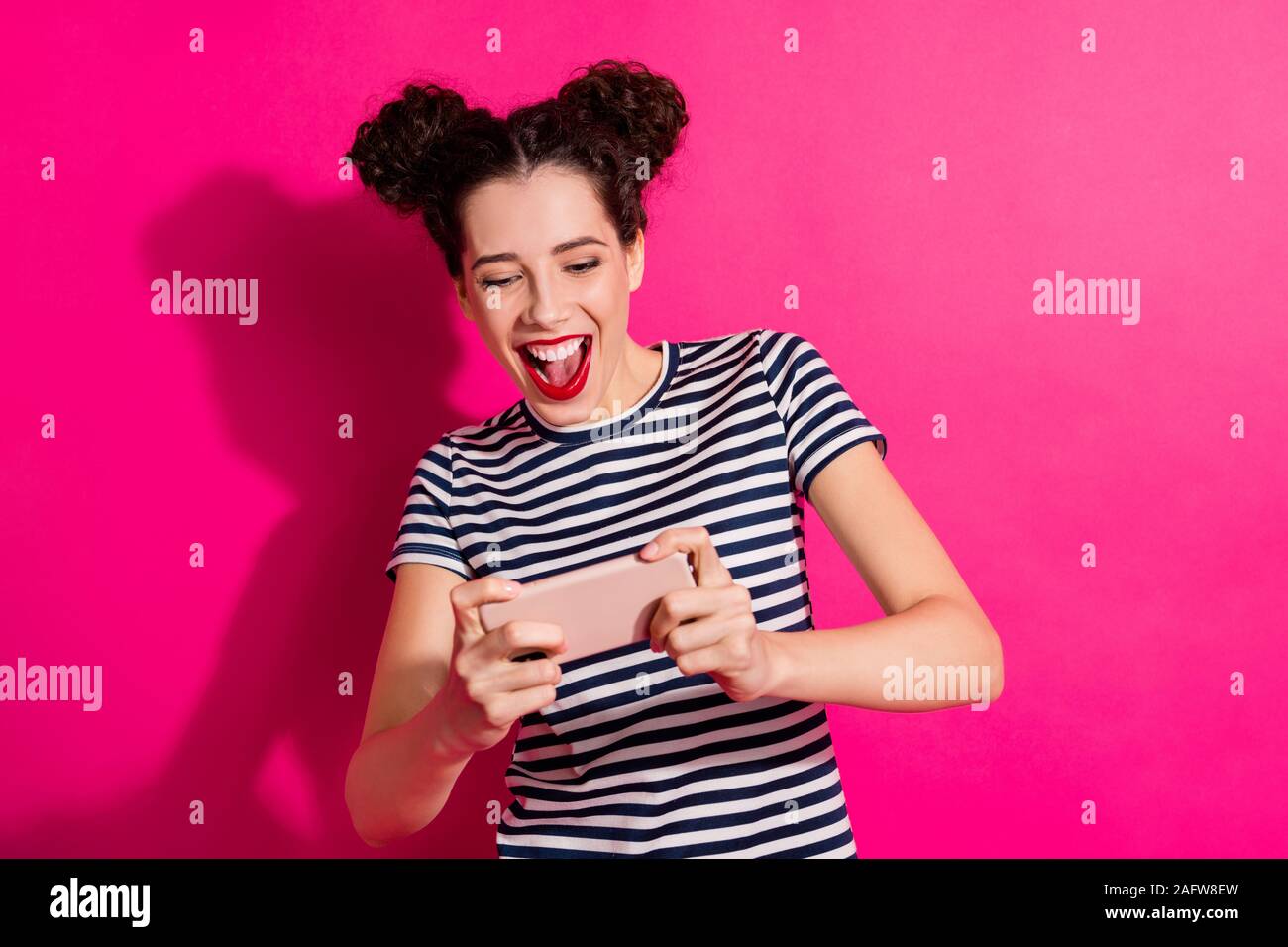 Retrato de funky Crazy Girl utilice su teléfono móvil Android vídeo online  juego juego de coches Carrera de velocidad siento excitado entusiasta  primavera desgaste ropa elegante Fotografía de stock - Alamy