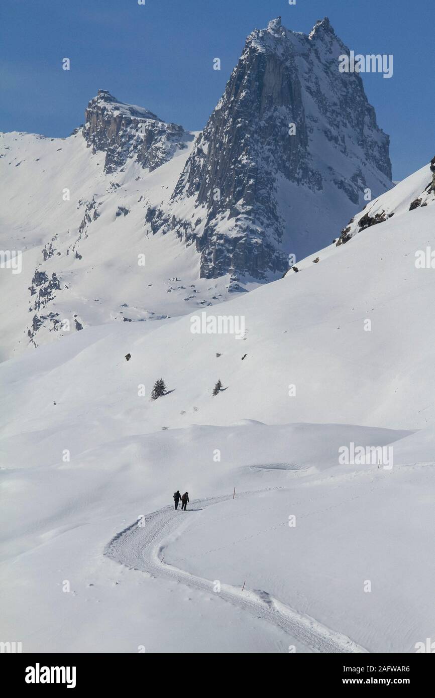 Las personas con raquetas de nieve en los soleados, montañas cubiertos de nieve, Vals, Cantón de los Grisones, Suiza Foto de stock