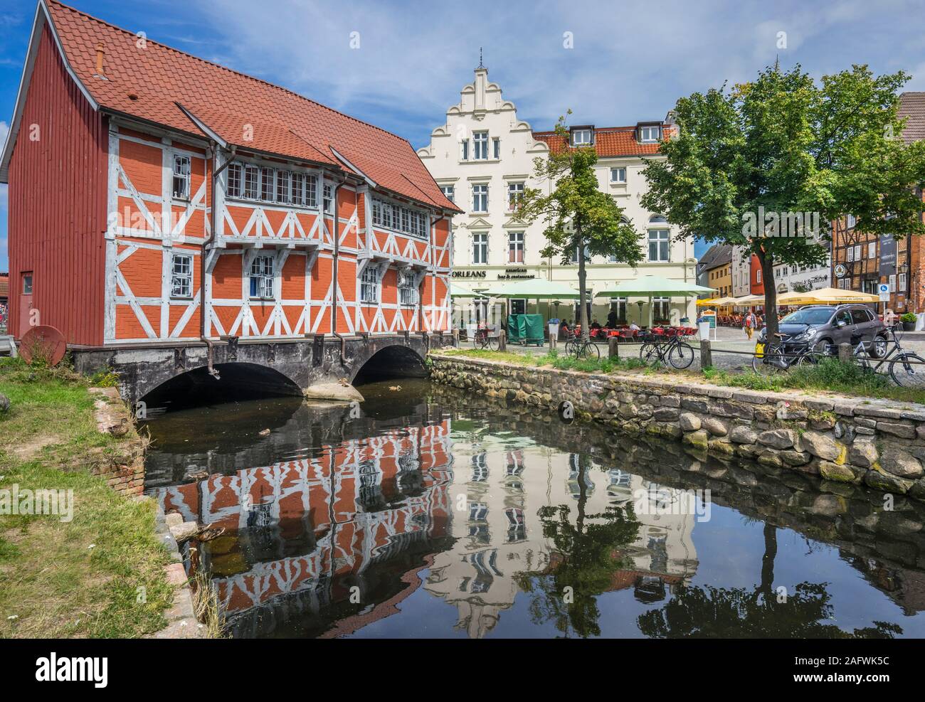 Gewölbe, también conocida como la Casa Roja es una casa de entramado medieval construido a través del río Grube en el viejo puerto de la ciudad hanseática de Wismar Foto de stock