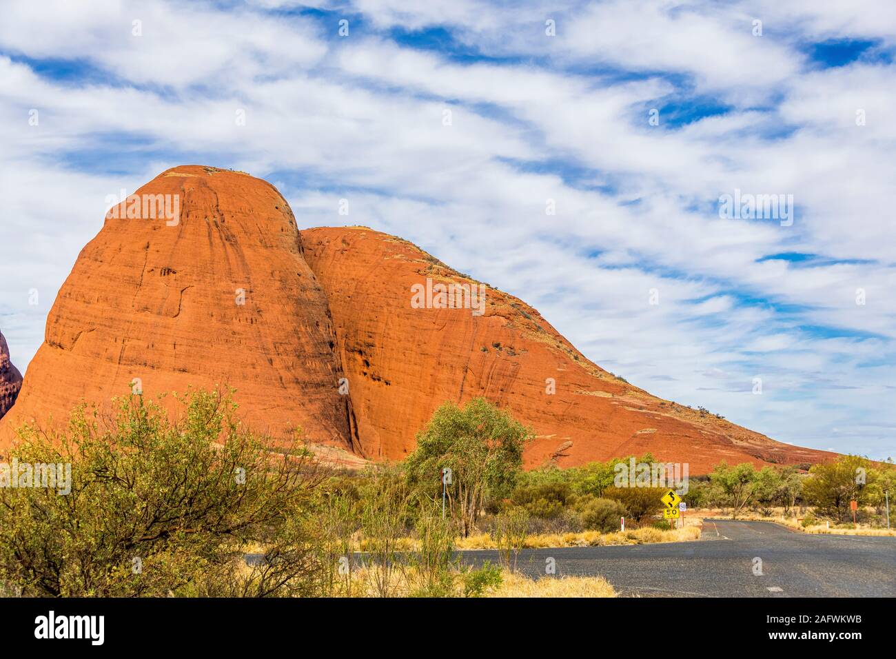Singulares formaciones nubosas sobre las Olgas, conocida como Kata Tjuta en el outback Australia Foto de stock