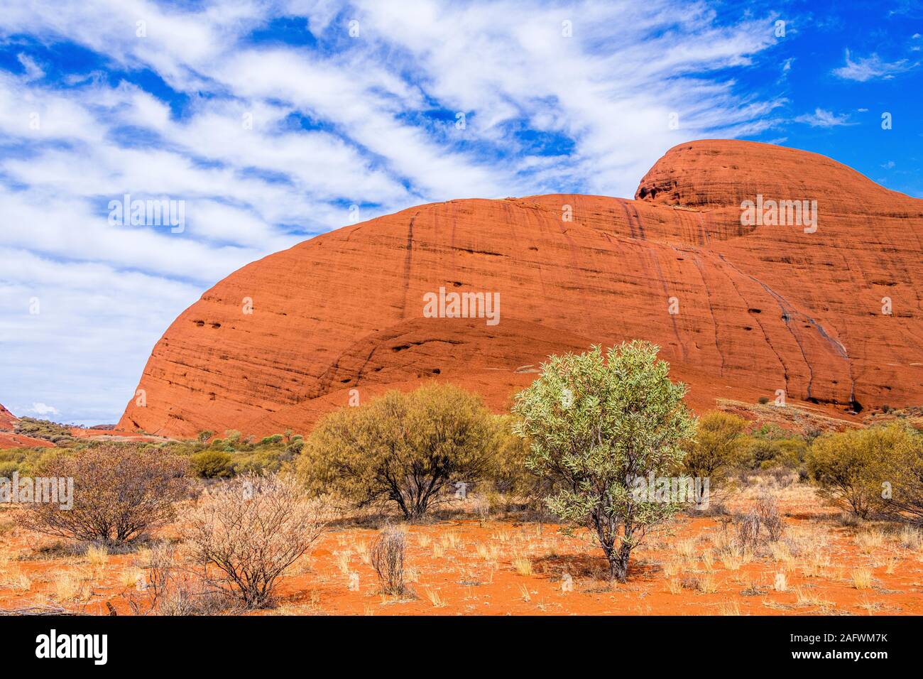 Singulares formaciones nubosas sobre las Olgas, conocida como Kata Tjuta en el outback Australia Foto de stock