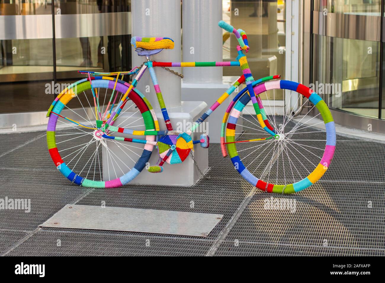 giratorio Por favor mira Empuje Rainbow bicicleta decorada con hilos de colores, transporte, decorado en el  estilo boho hippie. Hermosa bicicletas ningún pueblo Fotografía de stock -  Alamy