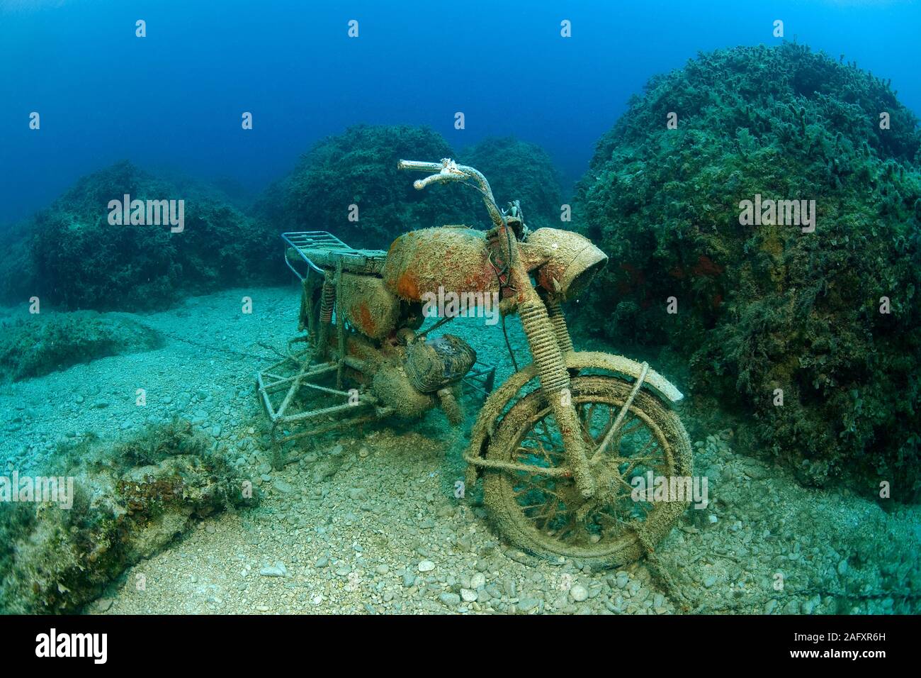 Versunkenes Motorrad auf dem Meeresgrund, Zakynthos, Griechenland | Sunken moto de pie sobre fondos marinos, la isla de Zakynthos, Grecia Foto de stock