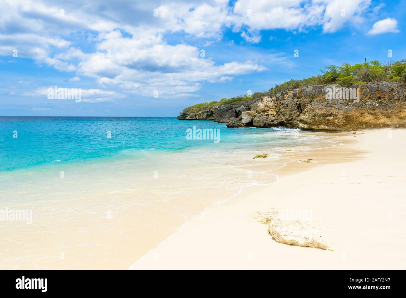 Poco Knip beach - un paraíso de arena blanca con cielo azul y agua azul cristalina en Curazao, Antillas Holandesas, una isla tropical del Caribe Foto de stock