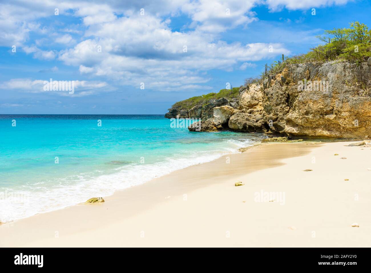 Poco Knip beach - un paraíso de arena blanca con cielo azul y agua azul cristalina en Curazao, Antillas Holandesas, una isla tropical del Caribe Foto de stock