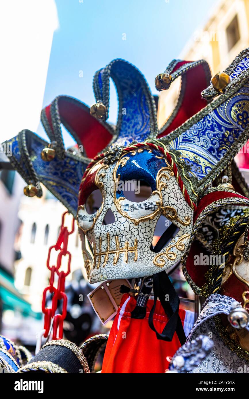 La máscara de carnaval en las calles de Venecia Foto de stock