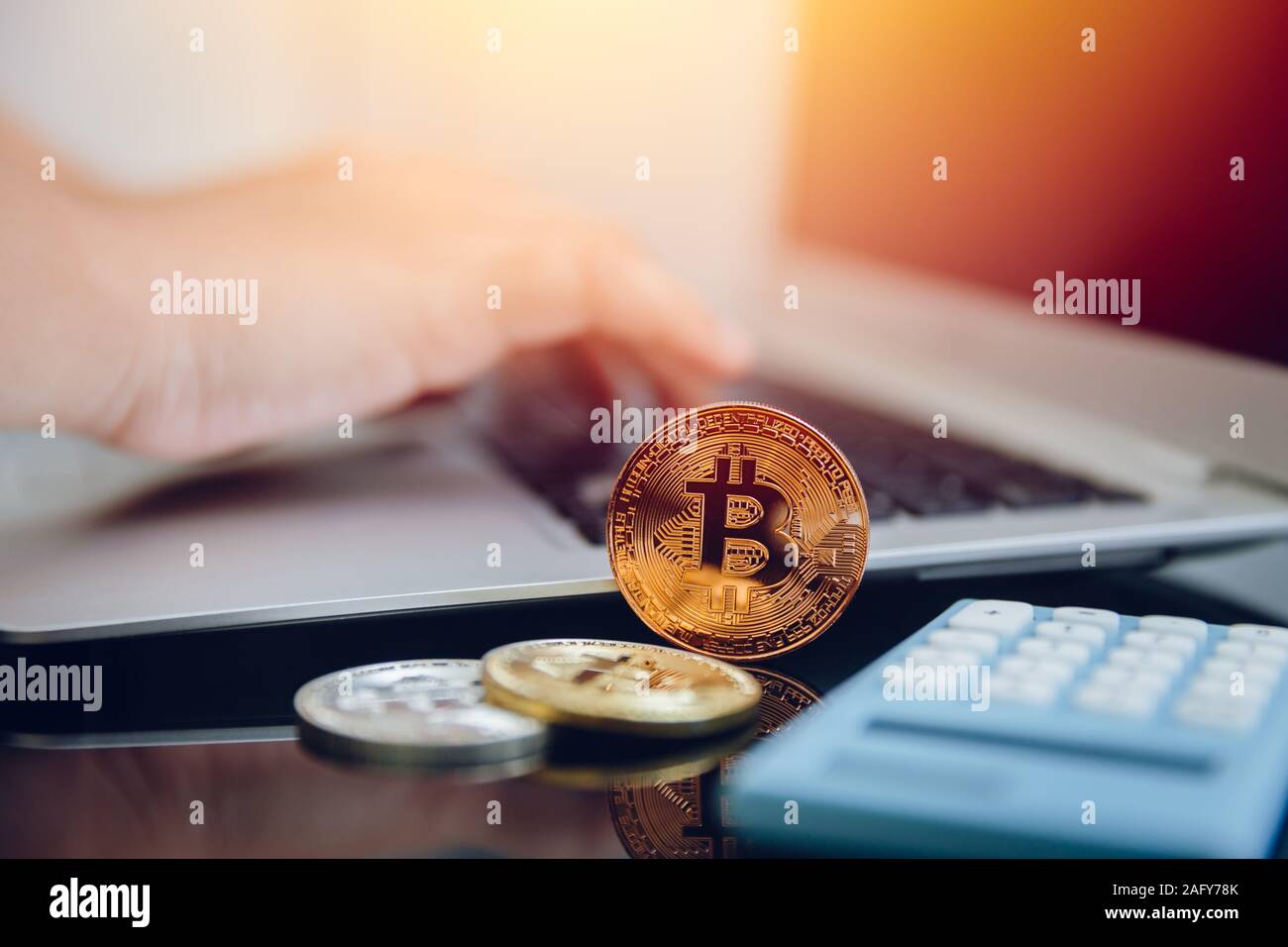 Bitcoin con ordenador portátil digital de dinero o cryptocurrency pago con moneda virtual nuevo concepto. Foto de stock