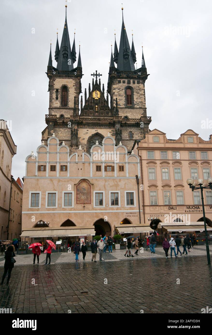 Campanarios de la Iglesia de la Madre de Dios antes de Tyn en la Plaza de la Ciudad Vieja de Praga República Checa Europa Foto de stock