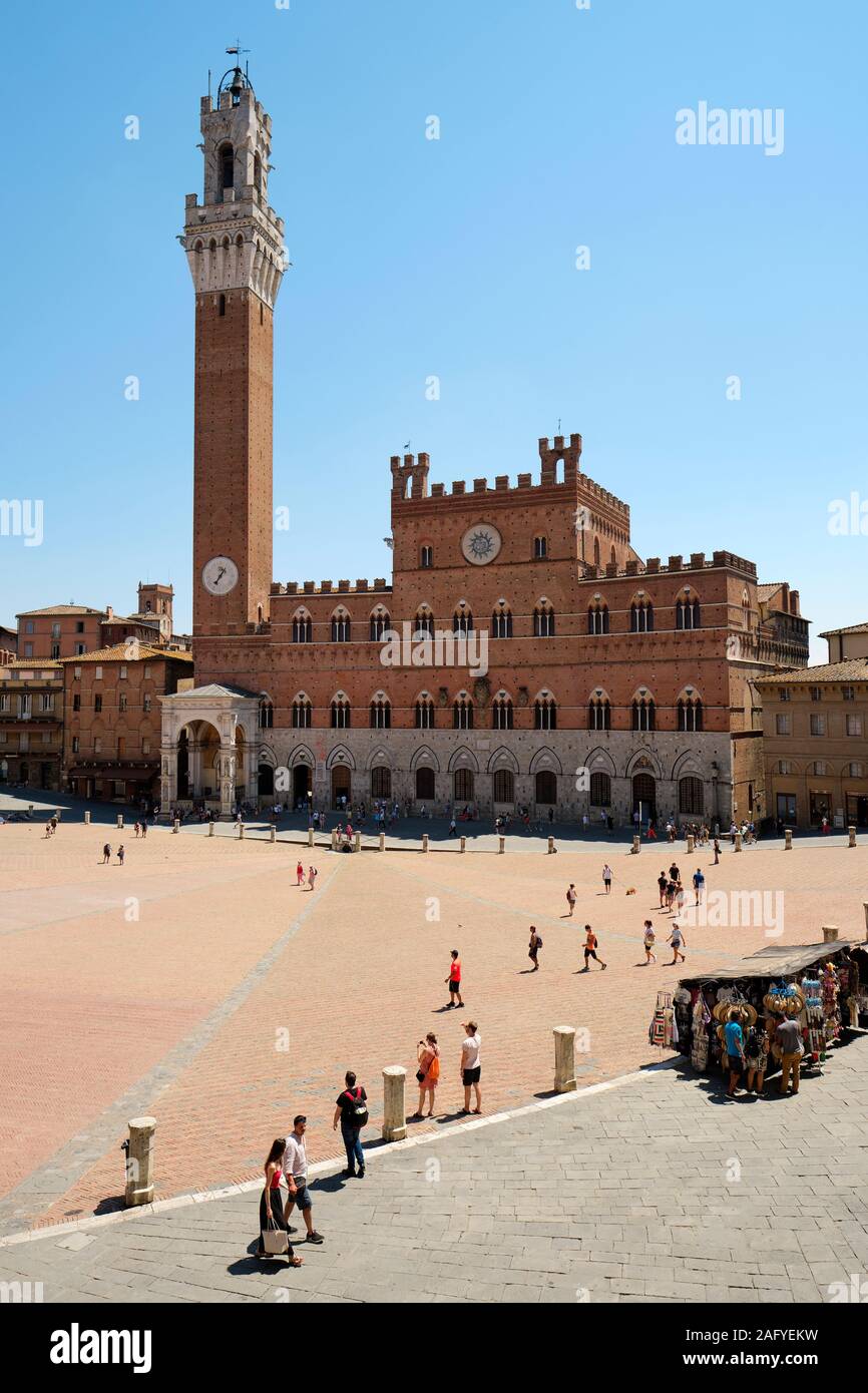 El Palazzo Pubblico y la Torre del Mangia, en la histórica plaza medieval de la Piazza del Campo, sitio del patrimonio mundial de la UNESCO de Siena Toscana Italia Foto de stock