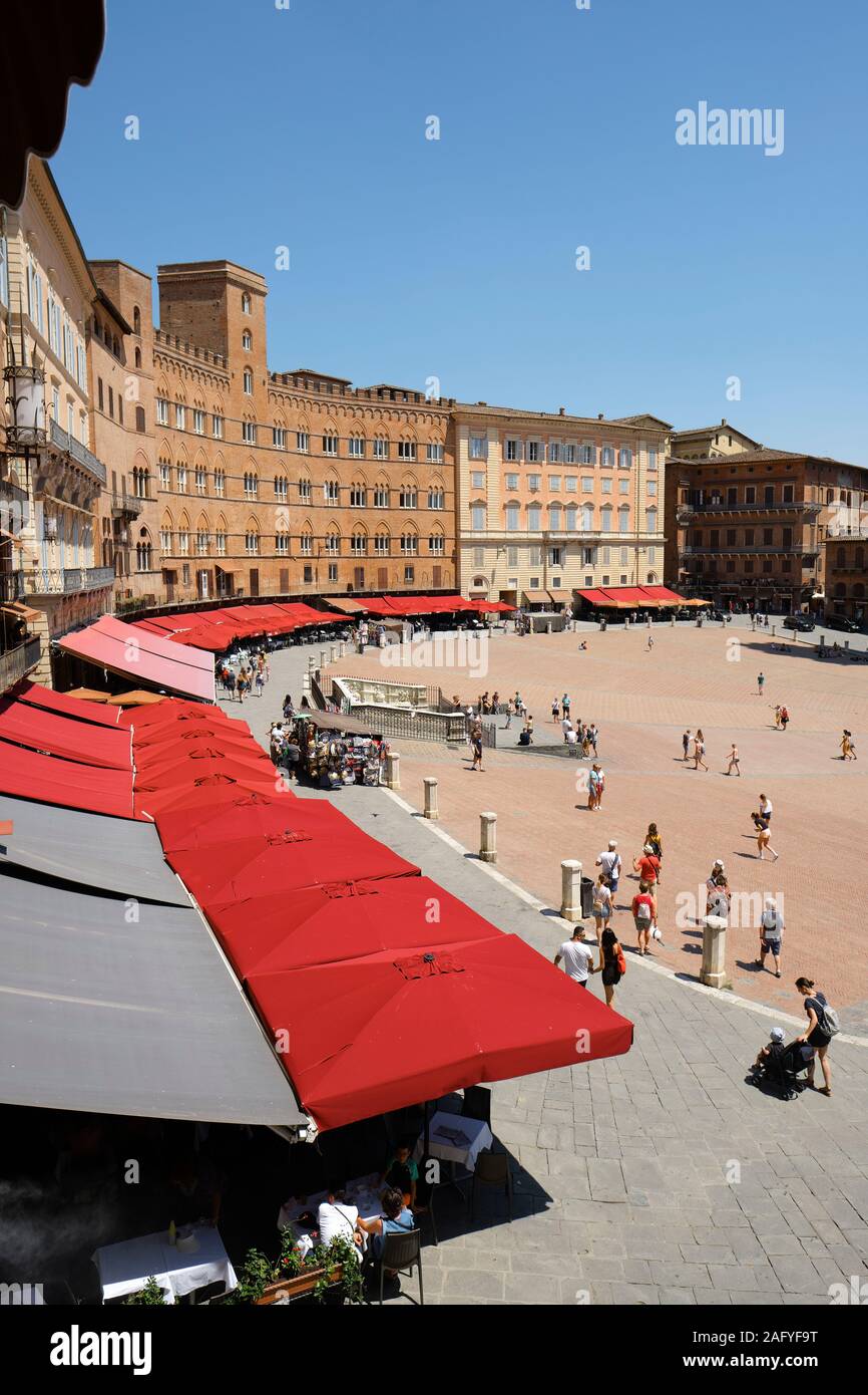 La histórica arquitectura de la plaza medieval Piazza del Campo en el sitio del patrimonio mundial de la UNESCO de Siena, Toscana, Italia UE Foto de stock