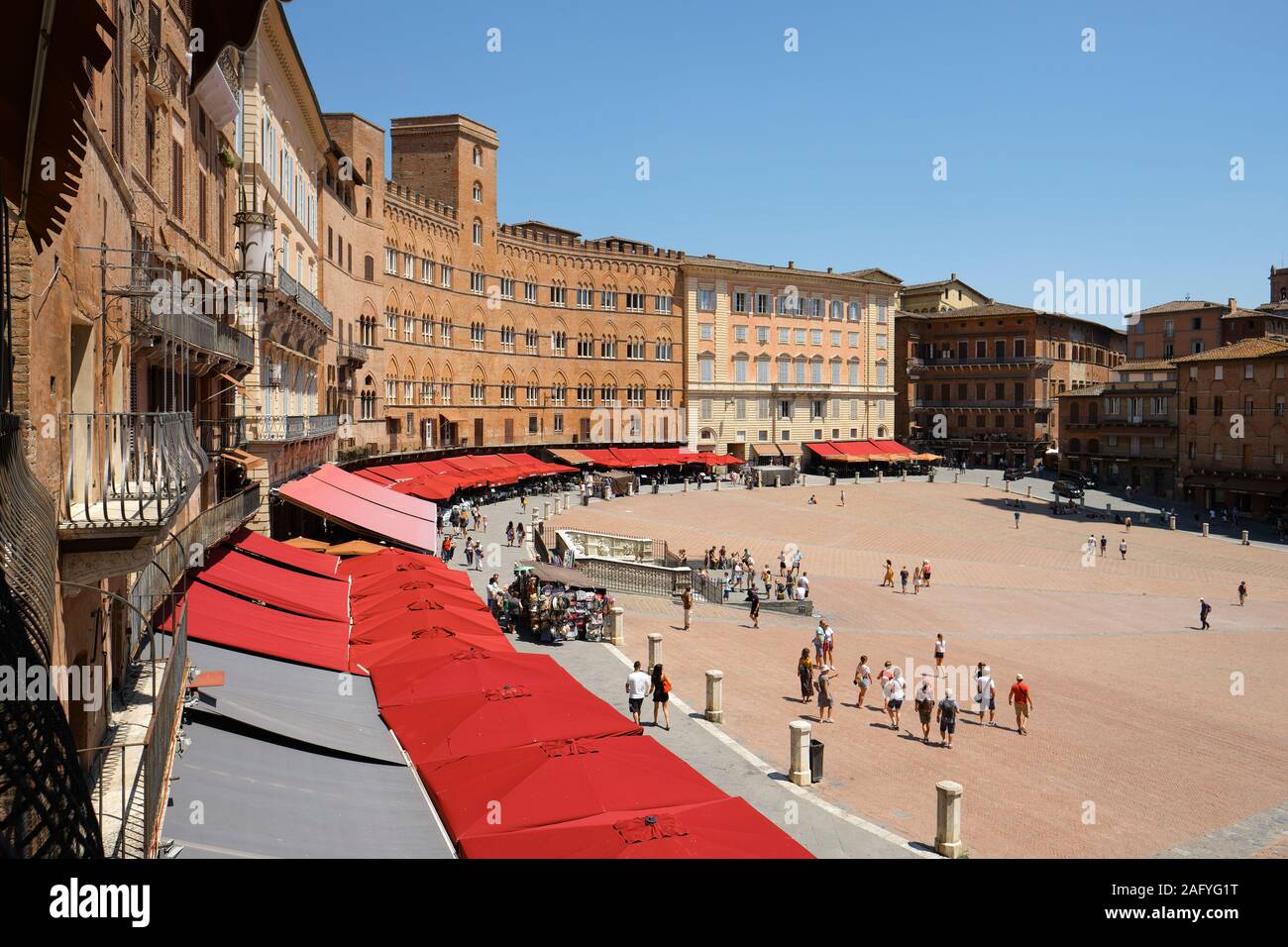 La histórica arquitectura de la plaza medieval Piazza del Campo en el sitio del patrimonio mundial de la UNESCO de Siena, Toscana, Italia UE Foto de stock