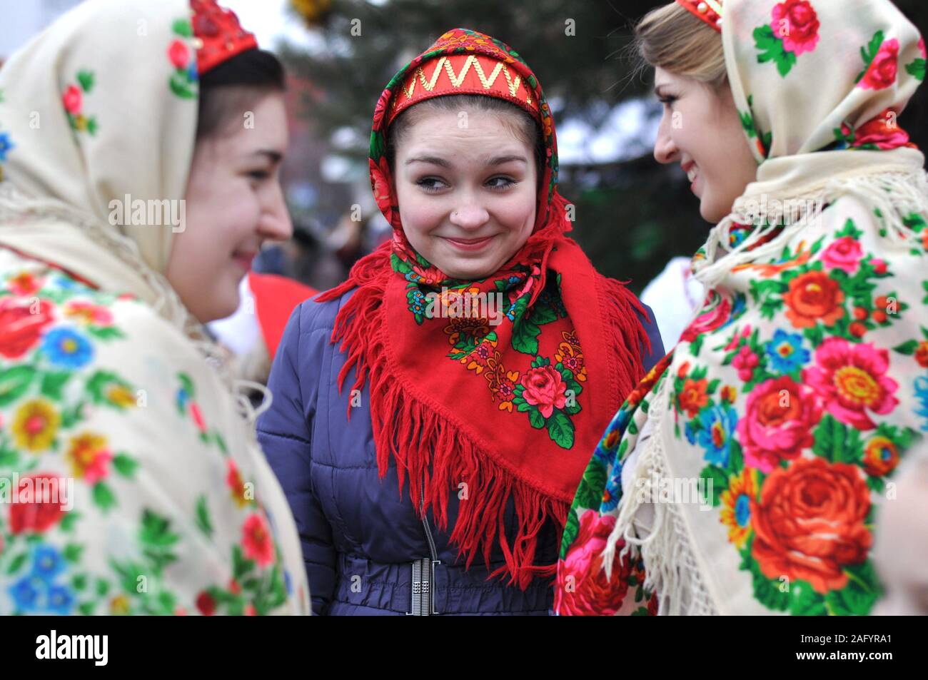 Cherkasy, Ucrania,enero,14, 2014:Teen muchachas vestidas con ropa tradicional Ucrania participó en el festival de Navidad de la ciudad Foto de stock