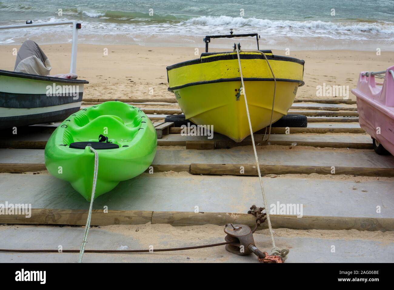 Olhos de agua, Portugal. Pequeños barcos amarrados en Olhos de agua en Portugal. , la ciudad de pescadores del Algarve. Foto de stock