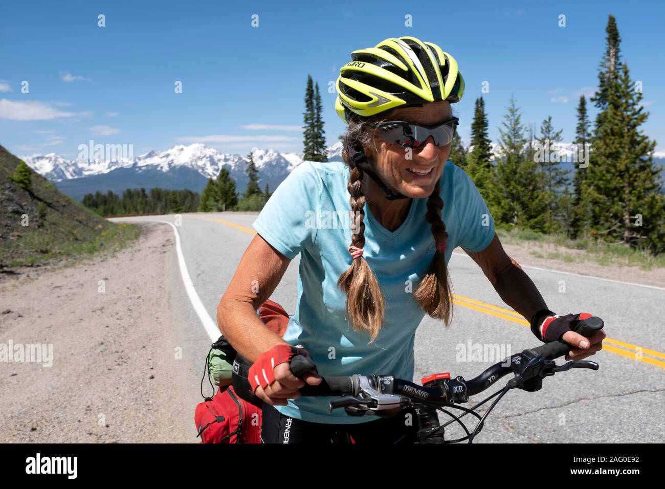 CO00138-00...Colorado - Vicky Primavera ciclismo cerca de Ute pase del condado de la Cumbre por la gran brecha de ruta en bicicleta de montaña. Señor# S1 Foto de stock