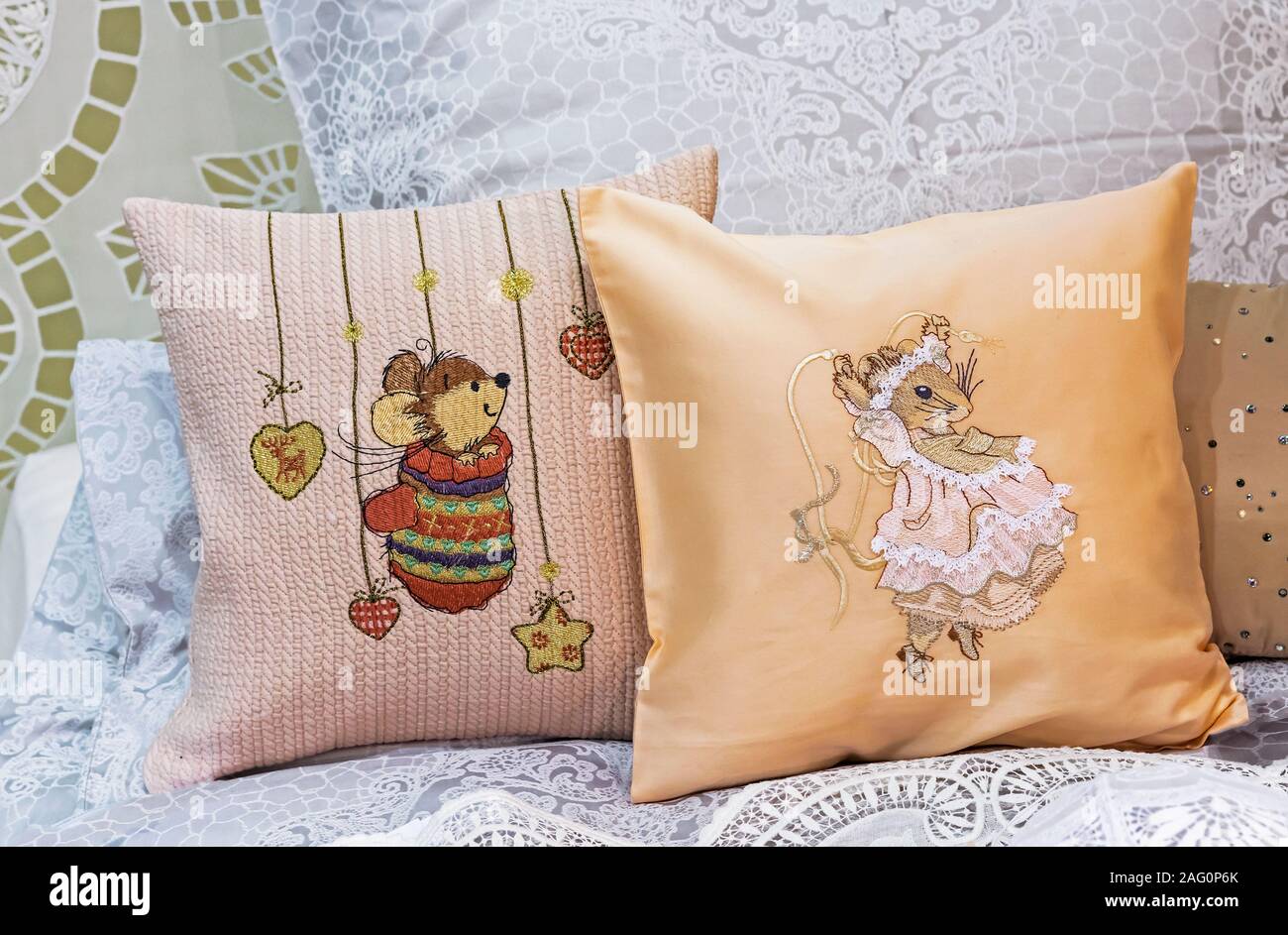 Bebé almohadas bordadas con ratones. Almohadones decorativos en la  habitación de los niños Fotografía de stock - Alamy