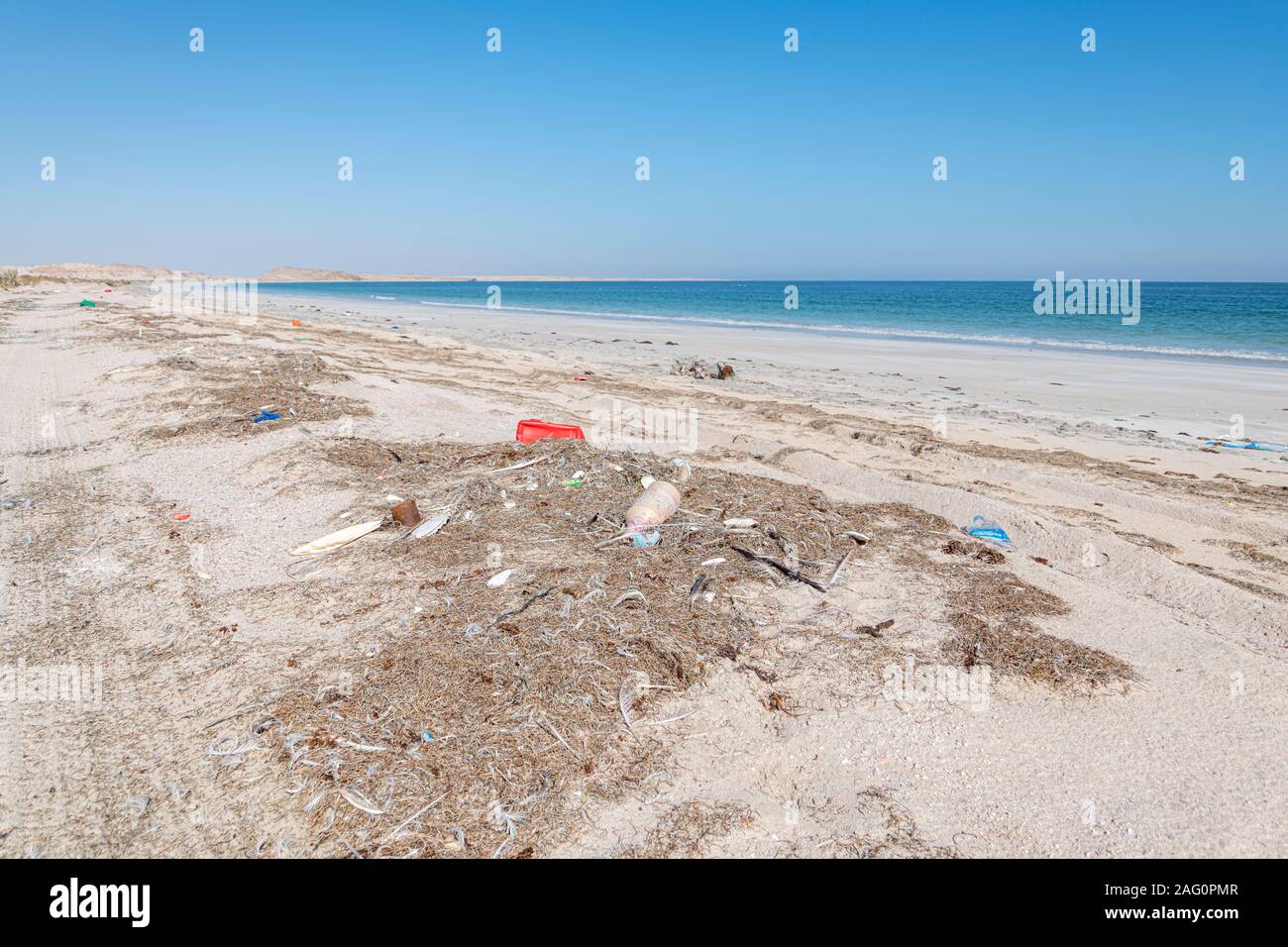 Basura y basura dejada en la playa por la gente y del mar. Contaminación plástica y problema ambiental Foto de stock