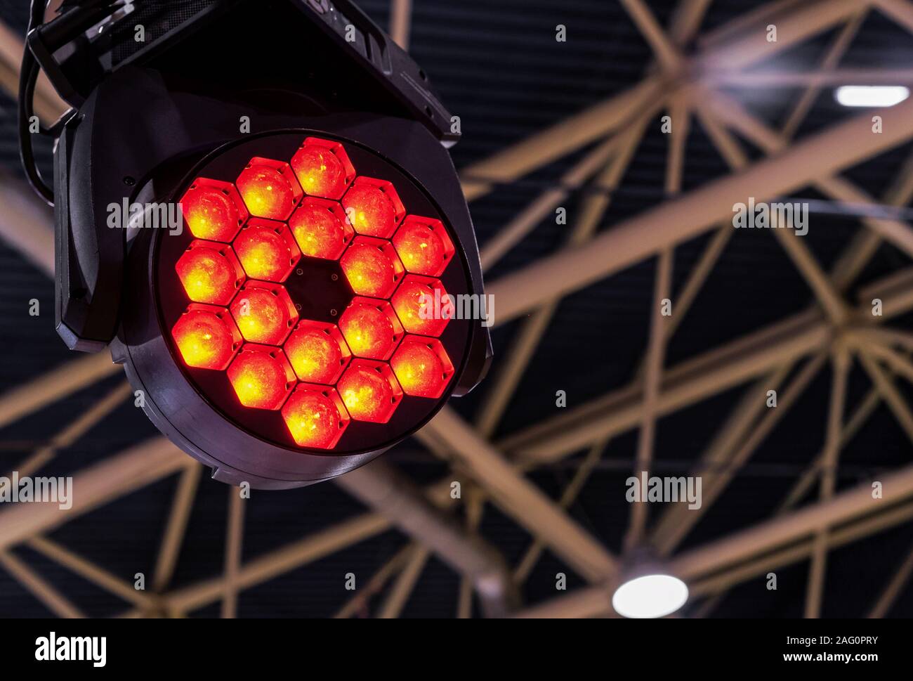 Foco LED para la iluminación de un escenario. Equipo de luces para mostrar  programas Fotografía de stock - Alamy