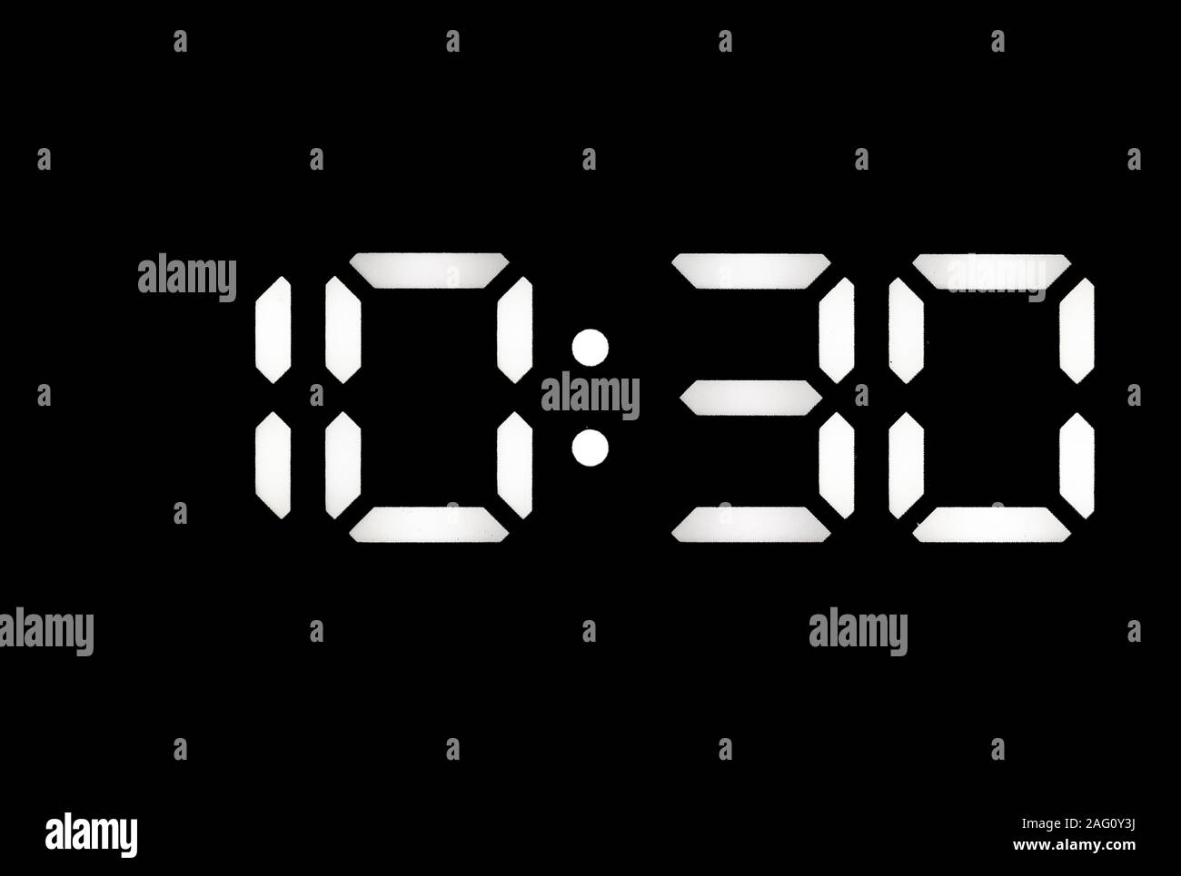 Real reloj digital LED blanco sobre un fondo negro mostrando la hora 10:30  Fotografía de stock - Alamy