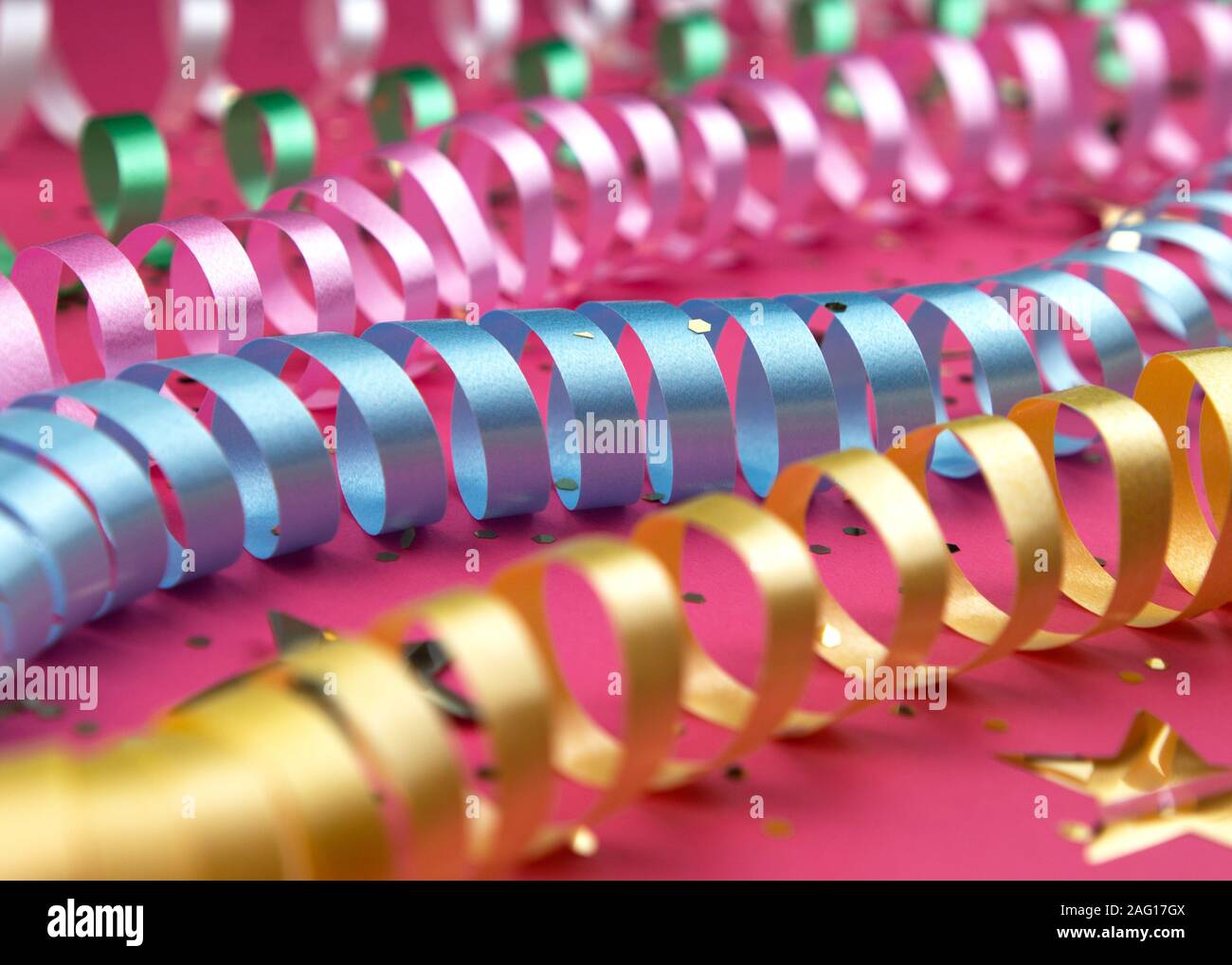 Fiesta de Carnaval colorido papel rizado streamer decoraciones sobre fondo  de color rosa Fotografía de stock - Alamy