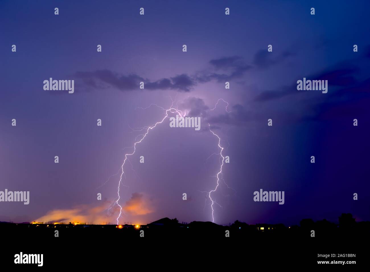 Tomadas durante la temporada del monzón de 2012, una tormenta en la estación Nuclear Palo Verde en el oeste de Arizona. Foto de stock
