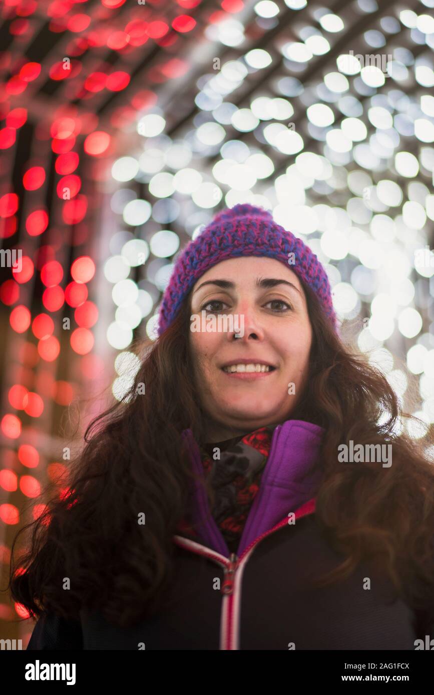 Mujer de 35 años con tapón de lana posando en noche retrato de navidad Foto de stock