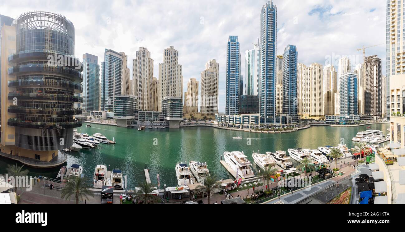 Dubai, Emiratos Árabes Unidos - 13 de diciembre de 2019. Vista del puerto deportivo de Dubai Foto de stock