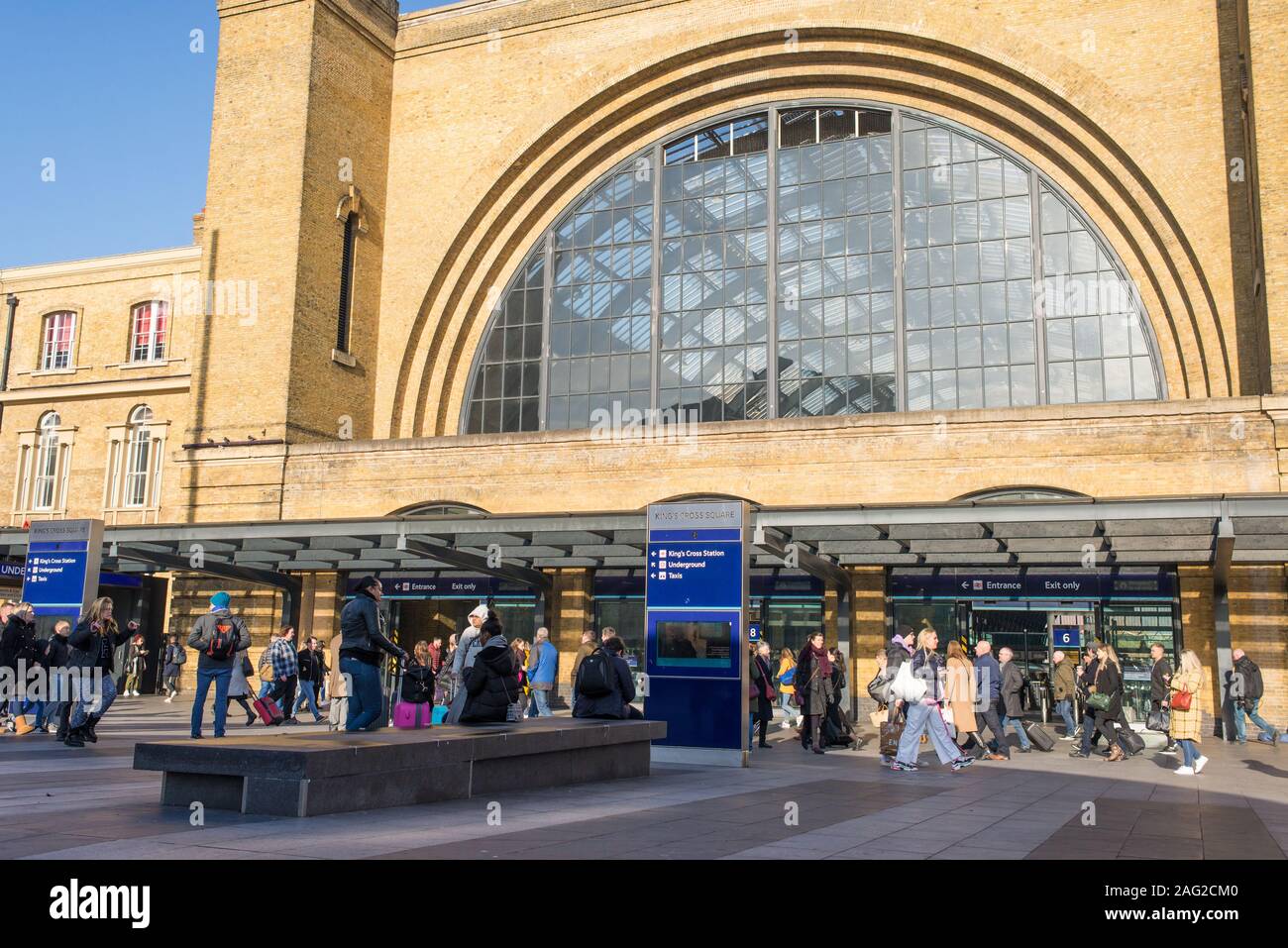 Londres, Reino Unido - Noember 2019: la estación de tren de King's Cross entrada frontal exterior ocupado con personas, viajeros y turistas. También conocido como London King's Foto de stock